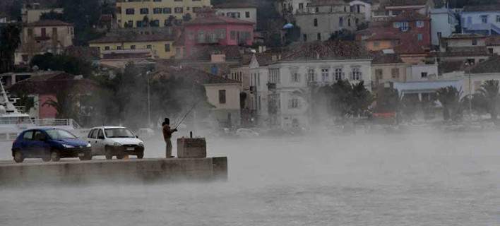 Μοναδικό φαινόμενο στο Ναύπλιο – «Εβρασε» η θάλασσα λόγω κακοκαιρίας (βίντεο)